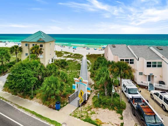 Beachwalk: Walk to Beach & Pool - Image 5
